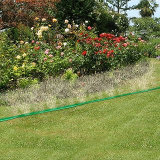 Flacher Sprinklerschlauch, Bewässerungsschlauch für den Garten, Sprühregner auf ganzer Schlauchlänge, inkl. 1/2&ldquo; Verbindungsadapter Schnellanschluß + Endstück, ca. 15 m, grün