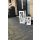 Holz-Laternen-Set für Stumpenkerzen, 2 dekorative Laternen mit Tür, verglasten Sprossenfenstern, Türriegel, Metall-Tragegriff klappbar, Dach mit Kaminabzug