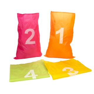 Sackhüfen-Spiel für Kinder, 4 Hüpfsäcke in leuchtenden Farben mit Start-Nummer, 2 Bänder für Start- und Ziellinie, Größe pro Sack (HxB) ca. 69 x 46 cm