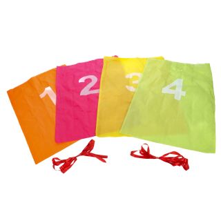 Sackhüpfen, 4 Hüpfsäcke in leuchtenden Farben mit Start-Nummer, 2 Bänder für Start- und Ziellinie, Größe pro Sack (HxB) ca. 69 x 46 cm