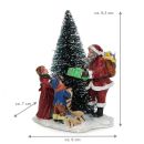 Retro-Weihnachtsmann mit Geschenken, 2 Kinder mit Wunschzettel, schneebedeckte Tanne auf weißem Grund, frei stehende Figur