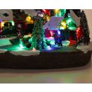 Weihnachtsdorf im Schnee mit Animation und Licht, ein- und ausfahrender Spielzeug-Zug, geschmückte Tanne, drehend, beleuchtet von 18 LEDs, multicolor, An-/Aus-Schalter, Batteriebetrieb