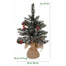 Künstlicher Weihnachtsbaum, beleuchtet von 15 LEDs warmweiß, mit 5 Tannenzapfen, 5 Dolden mit je 5 künstlichen roten Beeren, verschneite Optik, Fuß im Sisalsack, Batteriebetrieb, IP 44