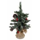 Künstlicher Weihnachtsbaum, beleuchtet von 15 LEDs warmweiß, mit 5 Tannenzapfen, 5 Dolden mit je 5 künstlichen roten Beeren, verschneite Optik, Fuß im Sisalsack, Batteriebetrieb, IP 44