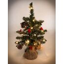Künstlicher Weihnachtsbaum, beleuchtet von 15 LEDs warmweiß, mit 5 Tannenzapfen, 5 Dolden mit je 5 künstlichen roten Beeren, verschneite Optik, Fuß im Sisalsack, Batteriebetrieb, IP 44