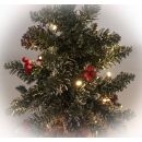 Künstlicher Weihnachtsbaum, beleuchtet von 15 LEDs warmweiß, mit 5 Tannenzapfen, 5 Dolden mit je 5 künstlichen roten Beeren, verschneite Optik, Fuß im Sisalsack, Batteriebetrieb, IP 44